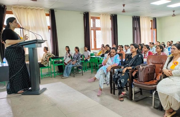 राजकीय स्नातकोत्तर महाविद्यालय ओबरा, सोनभद्र में मासिक धर्म स्वच्छता और स्वास्थ्य जागरूकता कार्यक्रम का आयोजन -भोला प्रसाद गुप्ता​ओबरा, सोनभद्र:राजकीय स्नातकोत्तर महाविद्यालय ओबरा के महिला उत्पीड़न निवारण प्रकोष्ठ (Women Grievance Redressal Cell) के तत्वावधान में हाल ही में एक विशेष मासिक धर्म स्वच्छता और स्वास्थ्य जागरूकता कार्यक्रम का आयोजन किया गया। इस कार्यक्रम का मुख्य उद्देश्य छात्राओं में स्वास्थ्य, पोषण और व्यक्तिगत स्वच्छता के प्रति जागरूकता बढ़ाना था।​कार्यक्रम में हेल्थ एंड डाइटीशियन एक्सपर्ट राना सोनल सिंह और कोमल मिश्रा को मुख्य संसाधन व्यक्ति के रूप में आमंत्रित किया गया था। उन्होंने छात्राओं को मासिक धर्म के दौरान बरती जाने वाली सावधानियों, स्वच्छता के तरीकों और इससे जुड़ी झिझक को दूर करने के बारे में विस्तार से जानकारी दी। महाविद्यालय की डॉ. वैशाली शुक्ला और डॉ. संघमित्रा ने संतुलित आहार और स्वस्थ जीवनशैली के महत्व पर प्रकाश डाला। उन्होंने बताया कि किस प्रकार एक पौष्टिक आहार छात्राओं की शारीरिक और मानसिक ऊर्जा को बनाए रखने में मददगार साबित होता हैlकार्यक्रम के दौरान अंजलि मिश्रा ने योग और वर्कआउट के विभिन्न आसनों के बारे में बताया। उन्होंने नियमित रूप से शारीरिक व्यायाम करने और योग को अपनी दैनिकचर्या का हिस्सा बनाने की प्रेरणा दी ताकि शारीरिक स्वास्थ्य को बेहतर रखा जा सके।​इस अवसर पर महाविद्यालय के शिक्षकगण और बड़ी संख्या में छात्राएं उपस्थित रहीं। सभी वक्ताओं ने छात्राओं को अपने स्वास्थ्य के प्रति जागरूक रहने और सकारात्मक जीवनशैली अपनाने का संदेश दिया।