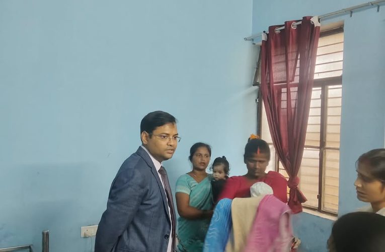 पूर्वा टाइम्स – ब्यूरोसोनभद्र -उ0प्र0 राज्य विधिक सेवा प्राधिकरण के निर्देशों के अनुसार एवं माननीय जनपद न्यायाधीश, अध्यक्ष जिला विधिक सेवा प्राधिकरण, सोनभद्र के आदेशानुसार आज दिनांक 25.09.2026 को अपरान्ह महिला कल्याण विभाग द्वारा संचालित वन स्टाप सेन्टर का निरीक्षण एवं विधिक जागरूकता शिविर का आयोजन राहुल सिविल जज सी0डि0/सचिव, जिला विधिक सेवा प्राधिकरण, सोनभद्र द्वारा किया गया। निरीक्षण के दौरान वन स्टाप सेन्टर की केन्द्र प्रबन्धक दीपिका सिंह उपस्थित थी तथा अधीक्षिका पुष्पांजली उपस्थित थी एवं अन्य समस्त स्टाप उपस्थित पाये गये।निरीक्षण के समय राजकीय दत्त ग्रहण इकाई सोनभद्र में 1 बच्ची 18 माह 15 दिन की है, 1 बच्ची 10 दिन की तथा 1 बच्चा 3 वर्ष के आवासित पाए गए। जिसकी देख-रेख एवं खान-पान का विशेष ध्यान रखने हेतु निर्देशित किया गया। वन स्टाप सेन्टर में साफ-सफाई पायी गयी तथा सभी पंजिकाएं अवलोकन हेतु प्रस्तुत की गयी जो अद्यतन स्थिति में पायी गयी। वन स्टाप सेन्टर में उपस्थित समस्त स्टाप को नैतिक व्यापार निवारण अधि0 1956, घरेलू हिसां से महिला संरक्षण अधि0 2005, दहेज प्रतिषेध अधि0 1961, गर्भ का चिकित्सीय समापन अधि0 1971, मातृत्व लाभ अधि0 1961-26 सप्ताह तक, कार्यस्थल पर महिलाओं के साथ यौन उत्पीड़न (रोकथाम, निषेध और निवारण) अधि0 2013, लैगिंक अपराधो से बालको का संरक्षण अधि0 2012, गर्भधारक पूर्ण एवं प्रसव पूर्ण निदान तकनीकी (लिंग चयन प्रतिषेध) अधि0 1994, समान पारिश्रमिक अधि0 1976, महिलाओं का अशिष्ट चित्रण (निषेध) अधि0 1966, हिन्दू उत्राधिकार अधि0 1956” के संबंध में एवं नालसा द्वारा चलायी जा रही सभी स्कीमों यथा DAWN Unit, ASHA Unit, SAMVAD Unit and JAGRITI Unit के बारे भी जानकारी दी गई एवं उन्हे निर्देशित किया गया कि जनपद में विभिन्न स्थानों पर जागरूकता शिविर लगाकर उक्त कानूनों के बारे कृत कार्यवाही कर जिला विधिक सेवा प्राधिकरण, सोनभद्र अवगत करायें। इसके अलावा जिला विधिक सेवा प्राधिकरण, सोनभद्र और मानव एवं महिला संस्थान (वाराणसी/सोनभद्र) के संयुक्त तत्वावधान में जनपद सोनभद्र के ग्राम पंचायत सुकृत स्थित पंचायत भवन में एक विशेष कार्यक्रम का सफल आयोजन किया गया। यह कार्यक्रम राष्ट्रपिता महात्मा गांधी की जयंती के उपलक्ष्य में चलाए जा रहे अभियानों के अंतर्गत विशेष रूप से मुसहर समुदाय के लोगों को जागरूक करने और समाज की मुख्यधारा से जोड़ने के उद्देश्य से आयोजित किया गया। कार्यक्रम के दौरान 50 ग्रामीणों के लोग उपस्थित हुए ।उक्त कार्यक्रम का आयोजन संस्था के समन्वयक मनोज कुमार पाल के कुशल निर्देशन एवं मार्गदर्शन में संपन्न हुआ। कार्यक्रम को धरातल पर क्रियान्वित करने और ग्रामीणों को जोड़ने में पैरा लीगल वॉलिंटियर प्रदीप मिश्रा एवं अजय मिश्रा ने मुख्य भूमिका निभाई। कार्यक्रम के दौरान महात्मा गांधी के सत्य, अहिंसा और स्वच्छता के विचारों पर प्रकाश डाला गया। उपस्थित ग्रामीणों को “स्वच्छता ही सेवा” का संदेश देते हुए अपने आसपास के वातावरण को स्वच्छ रखने और पर्यावरण संरक्षण में योगदान देने के लिए प्रेरित किया गया। इस अवसर संस्था के प्रतिनिधियों द्वारा ग्रामीणों को उनके मौलिक अधिकारों तथा नि:शुल्क विधिक सहायता के बारे में जानकारी दी गई। साथ ही, म महिलाओं, बच्चों और समाज के कमजोर वर्गों के अधिकारों की रक्षा व सरकारी जन-कल्याणकारी योजनाओं के लाभ उठाने की प्रक्रिया से अवगत कराया गया।यह जानकारी राहुल, सिविल जज, सी0डि0/सचिव, जिला विधिक सेवा प्राधिकरण, जनपद सोनभद्र द्वारा दी गयी।