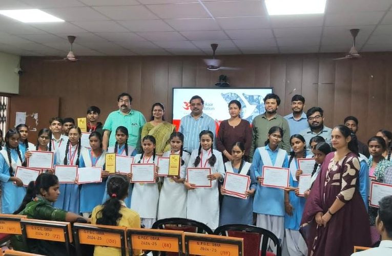 राजकीय स्नातकोत्तर महाविद्यालय ओबरा में सेवा फर्स्ट इनोवेशन चैलेंज में युवा उद्यमिता के अंतर्गत जिला स्तरीय स्टार्ट अप व इनोवेटिव आइडिया प्रेजेंटेशन प्रतियोगिता का सफल आयोजन