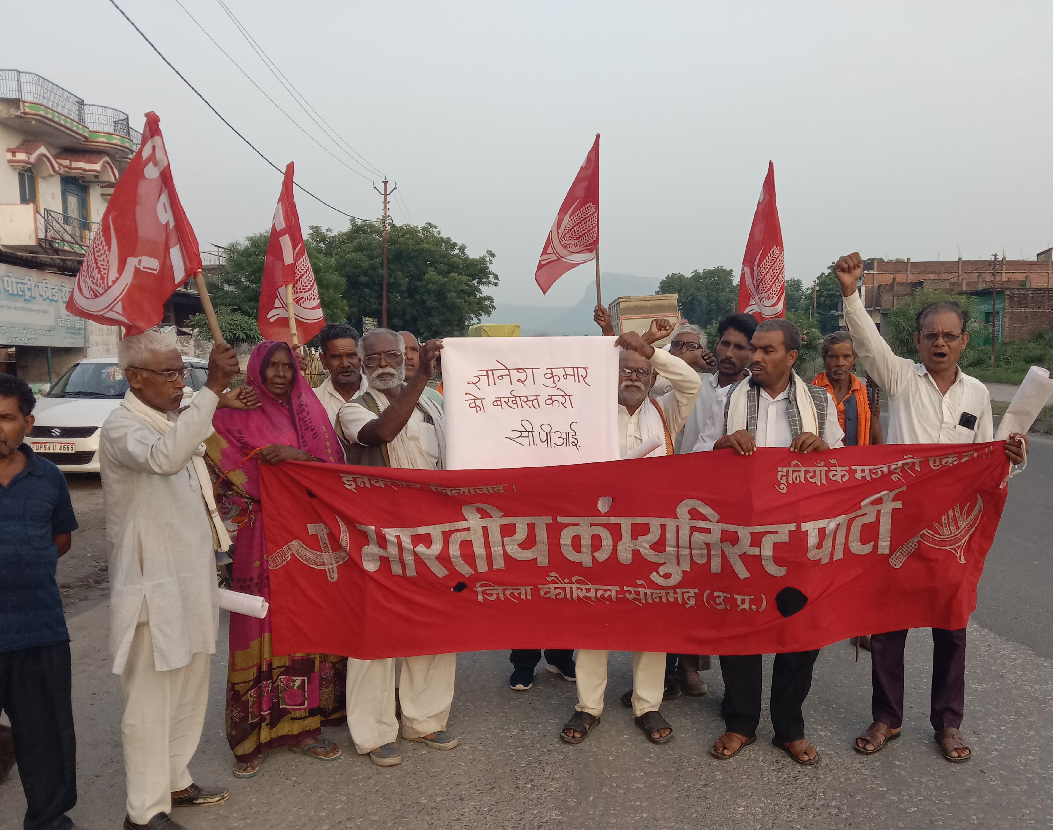 भाकपा कार्यकर्ताओं ने मनाया शहीद ए आजम भगत सिंह की जयंती और मुख्य चुनाव आयुक्त “ज्ञानेश कुमार” को बर्खास्त करो, ज्ञानेश कुमार जेल भेजों नारे के साथ वाराणसी शक्तिनगर मुख्यमार्ग पर प्रतिवाद करते हुए कार्यकर्ताओं ने विरोध प्रदर्शन किया।