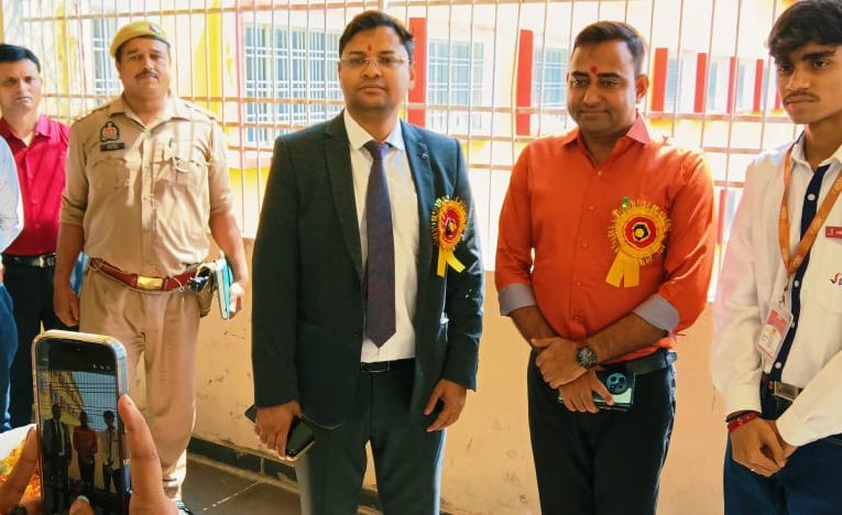 डी.ए.वी. और सेठ एम.आर. जयपुरिया स्कूल में गांधी जयंती अभियान व विधिक साक्षरता शिविर आयोजित, सचिव ने बच्चों को दी स्वच्छता व पॉक्सो एक्ट की जानकारी: