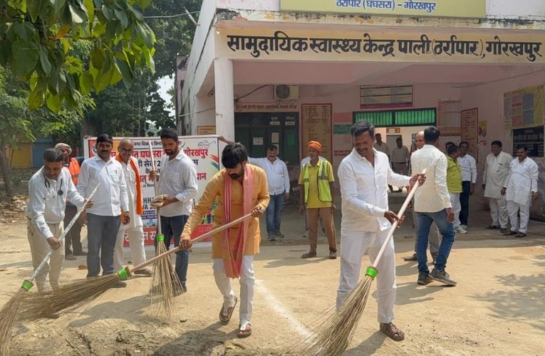 घघसरा में गांधी और शास्त्री जयंती पर ध्वजारोहण, चेयरमैन ने माल्यार्पण कर किया नमन