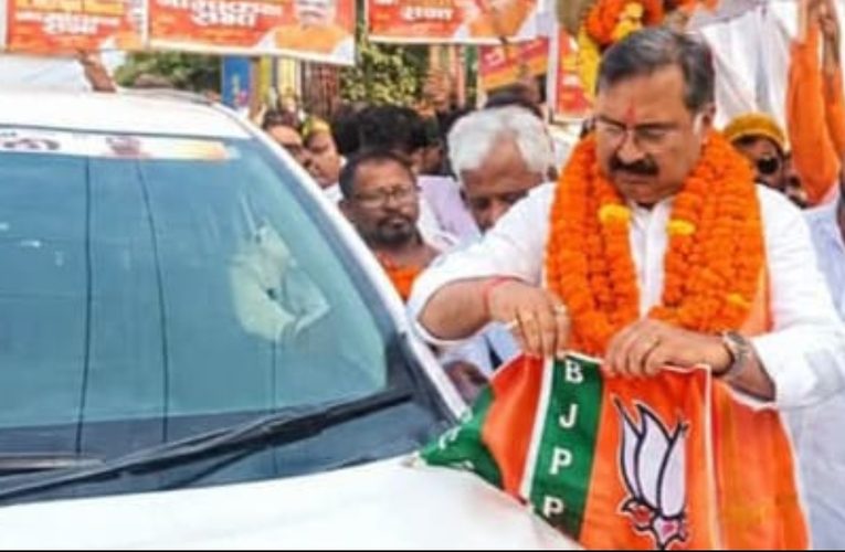 गाड़ी से भाजपा का झंडा उतारकर फफक पड़े डॉ. संजयन त्रिपाठी