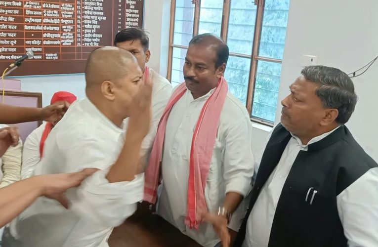 प्रेस क्लब में सपा की प्रेस वार्ता के बीच पूर्व जिलाध्यक्ष को थप्पड़