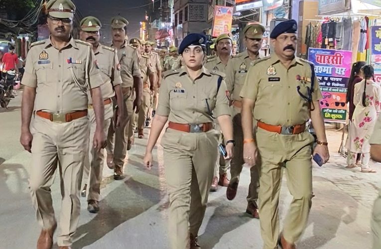 आगामी नवरात्रि, दुर्गापूजा एवं दशहरा पर्व के दृष्टिगत अपर पुलिस अधीक्षक नगर द्वारा पर्याप्त पुलिस बल के साथ कस्बा रॉबर्ट्सगंज में पैदल गश्त कर सुरक्षा व्यवस्था का लिया जायजा