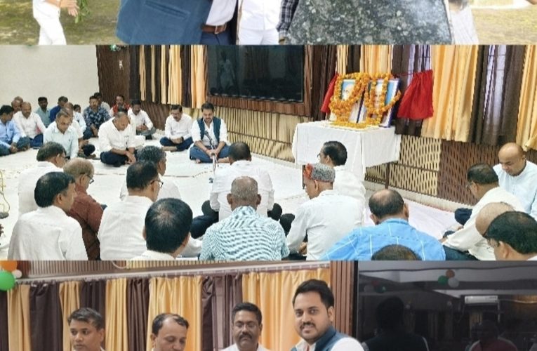 गांधी जयंती पर जिलाधिकारी ने महात्मा गांधी एवं लाल बहादुर शास्त्री को किया नमन