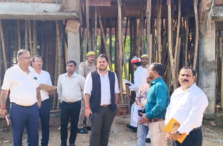 निर्माणाधीन राजकीय इंटर कॉलेज झारोकला के भवन पर डीएम की सख्ती, 15 दिसंबर तक कार्य पूरा करने के निर्देश