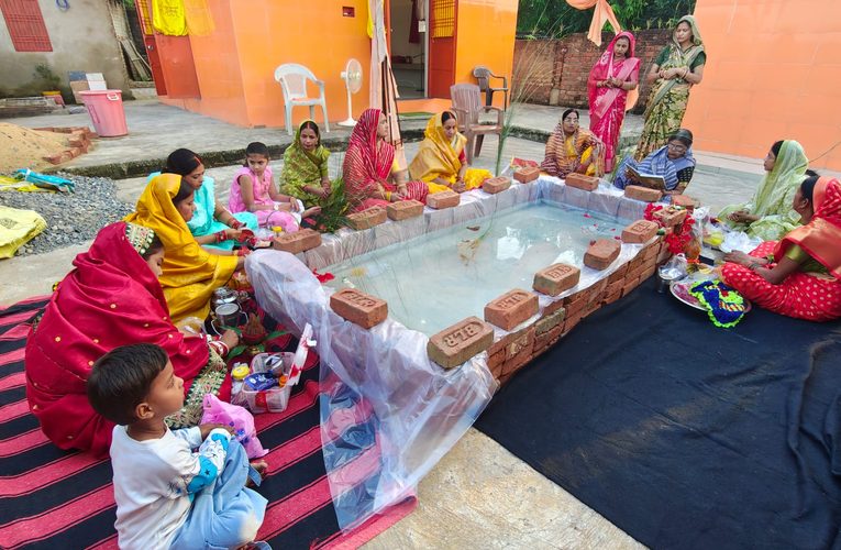 संतान की दीर्घायु को माताओं ने रखा जितिया व्रतभोला प्रसाद गुप्ताओबरा (सोनभद्र)। ॐ श्री सदाशिव महादेव मंदिर में जीवित्पुत्रिका व्रती माताओं ने विधि-विधान से भगवान जीमूतवाहन का पूजन-अर्चन कर संतान की दीर्घायु, आरोग्य और सुख-समृद्धि की कामना की। इस दौरान पुरोहित आचार्य प्रमोद चौबे ने जीवित्पुत्रिका व्रत की भावपूर्ण कथा सुनाई।उन्होंने बताया कि जीमूतवाहन दया, त्याग और परोपकार के प्रतीक माने जाते हैं। उन्होंने एक नागवंशी युवक को गरुड़ के संकट से बचाने के लिए स्वयं को उसके स्थान पर प्रस्तुत कर दिया। उनके इस अद्भुत त्याग से प्रसन्न होकर देवताओं ने जीवन की रक्षा का आशीर्वाद दिया।आचार्य ने कहा कि जीवित्पुत्रिका व्रत मां के निःस्वार्थ प्रेम, त्याग और संतान के प्रति अटूट विश्वास का प्रतीक है। माताएं निर्जला व्रत रखकर संतान के मंगल की प्रार्थना करती हैं। पूजन की व्यवस्था में रवींद्र श्रीवास्तव, विवेक कुमार मालवीय और मनोज सिंह का सहयोग रहा।