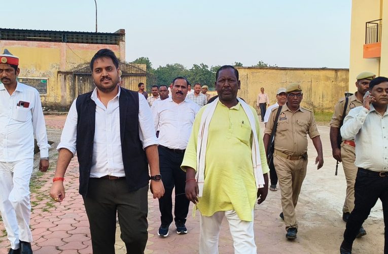 बनवासी कल्याण आश्रम पहुंचकर डीएम ने परखी बच्चों की व्यवस्थाएं