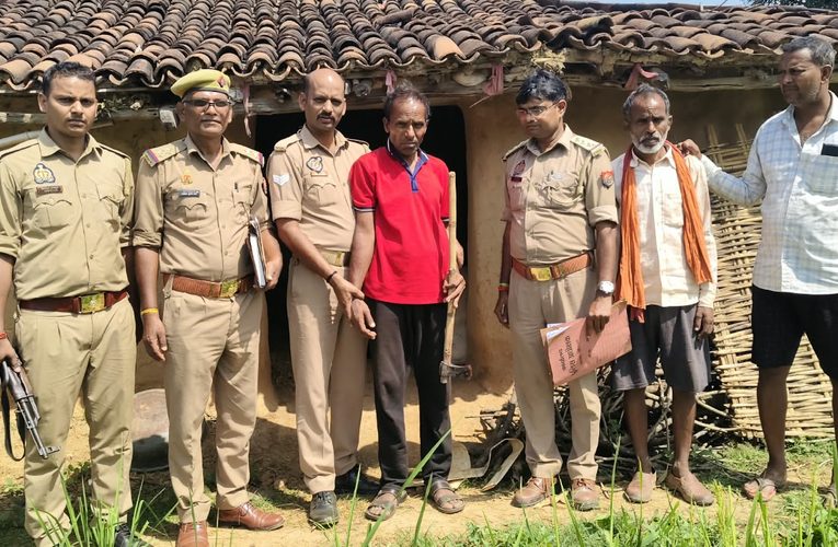 भूत-प्रेत की बात को लेकर पड़ोसी पर कुल्हाड़ी से हमला, जुगैल पुलिस ने आरोपी को दबोचा.पूर्वा टाइम्स – ब्यूरोसोनभद्र। जुगैल थाना क्षेत्र के भरहरी गांव में भूत-प्रेत की बात को लेकर पड़ोसी पर कुल्हाड़ी से जानलेवा हमला करने के मामले में पुलिस ने वांछित अभियुक्त को गिरफ्तार कर लिया। पुलिस ने आरोपी की निशानदेही पर घटना में प्रयुक्त कुल्हाड़ी भी बरामद की है। पुलिस के अनुसार, 4 अक्टूबर 2026 को भरहरी गांव के टोला चकदहिया निवासी अवध लाल साकेत के पड़ोस में रहने वाला नंदलाल बैसवार कुल्हाड़ी लेकर पहुंचा। आरोप है कि भूत-प्रेत की बात को लेकर दोनों के बीच विवाद हुआ, जिसके बाद नंदलाल ने अवध लाल की गर्दन पर जान से मारने की नीयत से कुल्हाड़ी से हमला कर दिया। हमले में अवध लाल घायल हो गए। उनकी हालत को देखते हुए उपचार के लिए बीएचयू ट्रॉमा सेंटर भेजा गया, जहां उनका उपचार चल रहा है। घटना के बाद घायल के छोटे भाई रामजी साकेत की तहरीर पर थाना जुगैल में मु0अ0सं0 128/2026, धारा 109(1) बीएनएस के तहत मुकदमा दर्ज किया गया। मामला दर्ज होने के बाद पुलिस ने आरोपी की गिरफ्तारी के लिए पतारसी-सुरागरसी शुरू की। इसी क्रम में 5 अक्टूबर 2026 को करीब 11 बजे जुगैल पुलिस ने नंदलाल बैसवार पुत्र स्वर्गीय ननकऊ बैसवार को भरहरी मुख्य मार्ग से गिरफ्तार कर लिया। पुलिस के मुताबिक पूछताछ और आरोपी की निशानदेही पर उसके घर से घटना में प्रयुक्त एक कुल्हाड़ी बरामद की गई। पुलिस ने बरामदगी के बाद आरोपी के खिलाफ आवश्यक विधिक कार्रवाई पूरी की और उसे न्यायालय के समक्ष पेश किया।गिरफ्तार आरोपी नंदलाल बैसवार पुत्र स्वर्गीय ननकऊ बैसवार, निवासी टोला चकदहिया, ग्राम भरहरी, थाना जुगैल, जनपद सोनभद्र।बरामदगी-: घटना में प्रयुक्त एक कुल्हाड़ी।