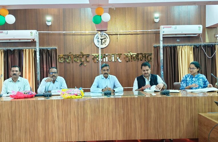 मंडलायुक्त ने सीएम डैशबोर्ड एवं शासन की प्राथमिकता वाली योजनाओं की समीक्षा की