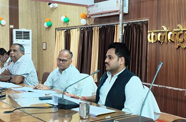 नए मतदाताओं के नाम मतदाता सूची में दर्ज कराने के लिए बूथवार लक्ष्य निर्धारित करे-जिलाधिकारी
