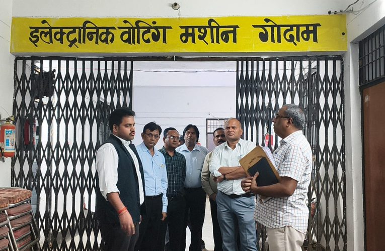विधानसभा निर्वाचन-2027 की तैयारियों को लेकर डीएम गंभीर, ईवीएम एवं वीवीपैट एफएलसी हॉल का किया निरीक्षण