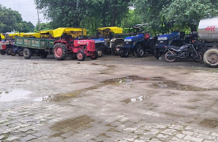 ओबरा नगर पंचायत की 30–35 गाड़ियों पर बिना नंबर प्लेट चलने का आरोप, यातायात नियमों के पालन पर उठे सवाल.