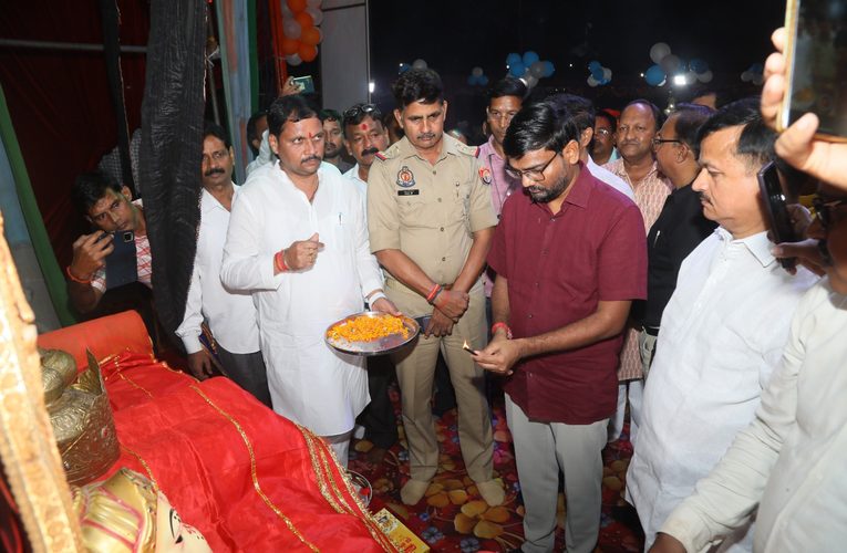 मुकुट पूजन एवं नारद मोह मंचन के साथ चोपन रेलवे रामलीला का शुभारंभपूर्वा टाइम्स – ब्यूरोचोपन, सोनभद्र। चोपन रेलवे रामलीला का शुभारंभ मुकुट पूजन एवं नारद मोह लीला के मंचन के साथ हुआ। कार्यक्रम का उद्घाटन पूर्व मध्य रेलवे के मंडल यातायात प्रबंधक रणजीत कुमार ने फीता काटकर किया। इसके पश्चात विधि-विधान से मुकुट पूजन संपन्न हुआ और रामलीला मंचन का शुभारंभ किया गया।इस अवसर पर विश्व हिंदू परिषद के जिलाध्यक्ष विद्याशंकर पांडेय सहित नरसिंह तिवारी, संजीव तिवारी, उमेश सिंह, हीरालाल वर्मा, सत्येंद्र आर्य, कपिल, सुरेश जायसवाल, राजन जायसवाल, पिंटू जायसवाल, धर्मेंद्र जायसवाल, दिनेश गर्ग, अमित सिंह एवं सुनील सिंह समेत नगर के अनेक गणमान्य नागरिक उपस्थित रहे।कार्यक्रम में पहुंचे सभी अतिथियों का रामलीला समिति के अध्यक्ष कमलकिशोर सिंह ने स्वागत एवं अभिनंदन किया। वहीं, मंच का सफल संचालन संजय चेतन ने किया।मुकुट पूजन और नारद मोह के मंचन के साथ रामलीला का शुभारंभ होने से क्षेत्र में धार्मिक एवं सांस्कृतिक उत्साह का माहौल देखने को मिला।वहीं सुरक्षा व्यवस्था को लेकर चोपन थाना प्रभारी गोपाल जी गुप्ता मौजूद रहे
