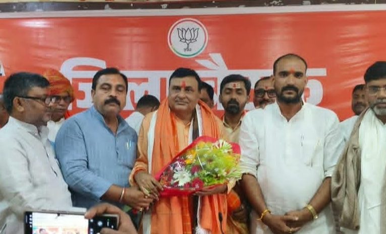 भाजपा प्रदेश उपाध्यक्ष रमेश सिंह, विपक्ष पर साधा निशाना; यूजीसी, एससी-एसटी एक्ट और पर्यावरण पर भी रखी बात.पूर्वा टाइम्स – ब्यूरोसोनभद्र -भारतीय जनता पार्टी के प्रदेश उपाध्यक्ष रमेश सिंह शनिवार को पहली बार सोनभद्र पहुंचे। उनके जनपद आगमन को आगामी एमएलसी और विधानसभा चुनावों की तैयारियों के लिहाज से महत्वपूर्ण माना जा रहा है। इस दौरान उन्होंने पार्टी पदाधिकारियों और कार्यकर्ताओं के साथ बैठक कर संगठनात्मक गतिविधियों और चुनावी तैयारियों पर चर्चा की। बैठक की अध्यक्षता भाजपा जिलाध्यक्ष नंदलाल गुप्ता ने की, जबकि संचालन जिला महामंत्री संतोष शुक्ला ने किया। जिला प्रभारी कौशलेन्द्र सिंह भी मौजूद रहे। बैठक के बाद मीडिया से बातचीत में रमेश सिंह ने कांग्रेस और समाजवादी पार्टी पर निशाना साधा। उन्होंने कहा कि जब विपक्षी दलों को चुनाव में हार दिखाई देने लगती है, तो वे संवैधानिक संस्थाओं पर सवाल उठाने लगते हैं। उनके मुताबिक, भाजपा का संगठन बूथ स्तर तक मजबूत है, जबकि विपक्ष के पास मजबूत संगठन और पर्याप्त जमीनी कार्यकर्ताओं की कमी है।