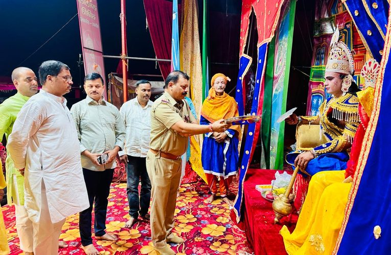 रामजन्म होते ही जयश्रीराम के जयकारों से गूंज उठा पंडाल।