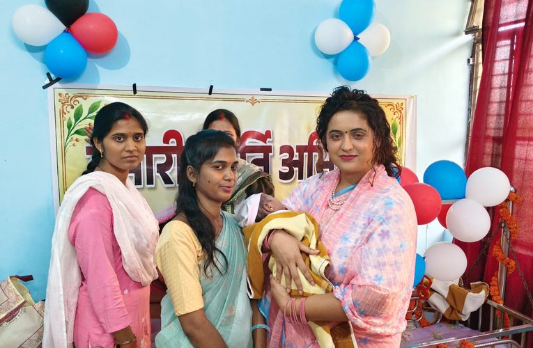 हमारी कीर्ति अभियान’ के तहत कीर्ति और गौरी को उपहार देने पहुंचीं आकांक्षा समिति की अध्यक्ष आरुषी मिश्रा, बच्चियों से मिलकर हुईं भावुक