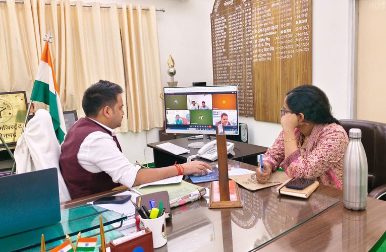 सोनभद्र में शिक्षा, स्वास्थ्य एवं मूलभूत सुविधाओं के विकास पर जोर, जिलाधिकारी ने कंपनियों के प्रतिनिधियों के साथ की बैठक