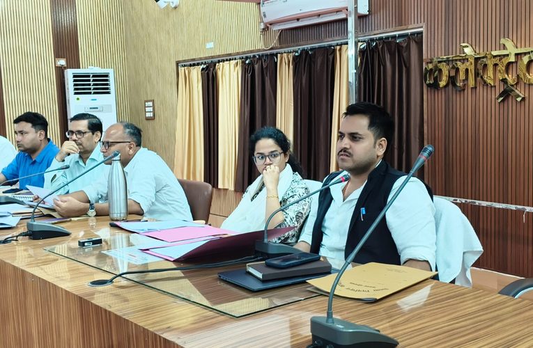 प्रधानमंत्री आवास योजना के लाभार्थियों को आवास हेतु भूमि से संबंधित प्रक्रिया प्राथमिकता पर पूर्ण करें अधिकारी : जिलाधिकारी