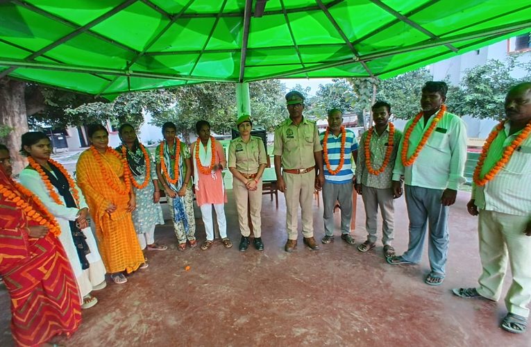 मिशन शक्ति 6.0: चोपन पुलिस की अनूठी पहल, सुलझे विवादों के बाद थाने बुलाकर परिजनों को किया सम्मानित, लिया फीडबैक