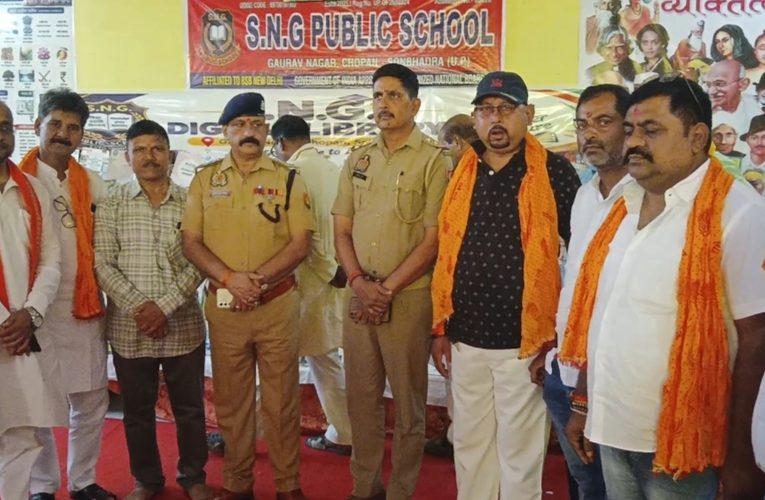 एसएनजी डिजिटल लाइब्रेरी एवं पुस्तकालय का भव्य उद्घाटन, बच्चों और युवाओं को मिलेगा अध्ययन का बेहतर अवसरपूर्वा टाइम्स – ब्यूरोसोनभद्र – चोपन गौरव नगर स्थित श्रद्धा नन्द गोस्वामी पब्लिक स्कूल के प्रांगण में शुक्रवार को एसएनजी डिजिटल लाइब्रेरी एवं पुस्तकालय का भव्य उद्घाटन सदर क्षेत्राधिकारी रणधीर मिश्रा, थानाध्यक्ष गोपाल जी गुप्ता एवं विश्व हिंदू परिषद के जिलाध्यक्ष विद्याशंकर पांडेय द्वारा फीता काटकर किया गया।कार्यक्रम का शुभारंभ विधि-विधान के साथ मां सरस्वती के पूजन से हुआ। पुजारी जितेंद्र पाठक ने वैदिक रीति से पूजन संपन्न कराया। इसके पश्चात अतिथियों ने फीता काटकर लाइब्रेरी का उद्घाटन किया। विद्यालय प्रबंधन की ओर से सभी अतिथियों का अंगवस्त्र एवं स्मृति चिह्न भेंट कर स्वागत और सम्मान किया गया।पुस्तकालय को जीवंत करना सराहनीय पहल : रणधीर मिश्रा