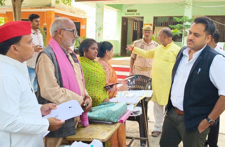 मतदाता पंजीकरण अभियान के तहत जिलाधिकारी ने विभिन्न मतदेय स्थलों पर आयोजित विशेष कैम्प का किया निरीक्षण