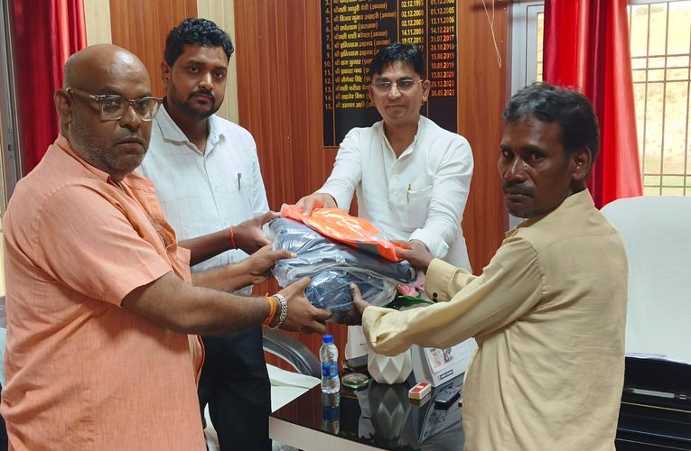 ठंड से बचाव के लिए नगर पंचायत चोपन के कर्मचारियों को वितरित किए गए ट्रैक सूट और जूते
