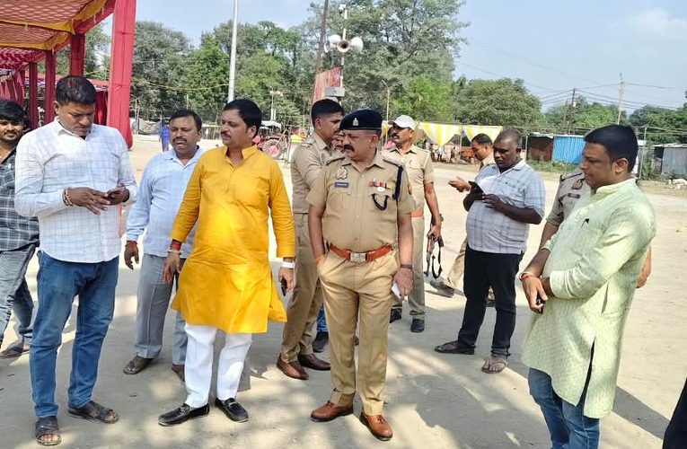 नवरात्र एवं मूर्ति विसर्जन के दृष्टिगत सोनभद्र पुलिस अलर्ट क्षेत्राधिकारीगण द्वारा रामलीला स्थलों, पाण्डालों एवं मूर्ति विसर्जन स्थलों का निरीक्षण कर सुरक्षा व्यवस्था का लिया गया जायजापूर्वा टाइम्स – ब्यूरोसोनभद्र -पुलिस अधीक्षक सोनभद्र अभिषेक वर्मा के निर्देशन में जनपद में नवरात्र, रामलीला एवं मूर्ति विसर्जन कार्यक्रमों को सकुशल, शांतिपूर्ण एवं सुरक्षित ढंग से सम्पन्न कराने के दृष्टिगत पुलिस द्वारा लगातार भ्रमण एवं निरीक्षण कर सुरक्षा व्यवस्था सुनिश्चित की जा रही है।इसी क्रम में आज दिनांक 18.10.2026 को क्षेत्राधिकारी नगर रणधीर मिश्रा द्वारा थाना चोपन क्षेत्रांतर्गत रामलीला स्थलों एवं पाण्डालों का भ्रमण कर सुरक्षा व्यवस्था का जायजा लिया गया। वहीं, क्षेत्राधिकारी घोरावल राजेश कुमार राय द्वारा थाना करमा क्षेत्रांतर्गत तथा क्षेत्राधिकारी ओबरा प्रभात राय द्वारा थाना ओबरा क्षेत्रांतर्गत स्थापित पाण्डालों एवं मूर्ति विसर्जन स्थलों का निरीक्षण किया गया।निरीक्षण के दौरान संबंधित स्थलों पर सुरक्षा व्यवस्था का जायजा लेते हुए ड्यूटी पर तैनात पुलिसकर्मियों को सतर्कता के साथ ड्यूटी करने तथा आयोजनों के दौरान शांति एवं कानून-व्यवस्था बनाए रखने के लिए आवश्यक दिशा-निर्देश दिए गए। साथ ही, आयोजनों के दौरान श्रद्धालुओं एवं आमजन की सुरक्षा सुनिश्चित करने तथा किसी भी प्रकार की अप्रिय स्थिति से निपटने हेतु सतर्क रहने के निर्देश दिए गए।सोनभद्र पुलिस द्वारा सभी आयोजनों को शांतिपूर्ण एवं सकुशल सम्पन्न कराने तथा जनपद में शांति एवं कानून-व्यवस्था बनाए रखने हेतु सतत निगरानी की जा रही है।