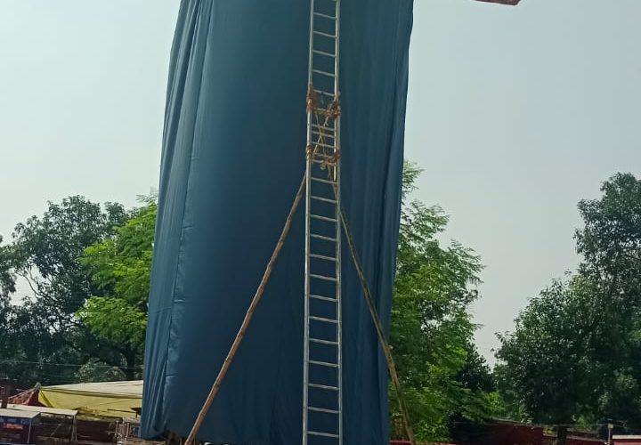 चोपन रेलवे रामलीला का 85 फीट ऊंचा रावण बन रहा आकर्षण का केंद्र, पूर्वांचल के सबसे बड़े रावण के निर्माण को अंतिम रूप देने में जुटे कारीगर