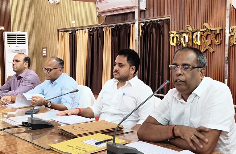 मतदेय स्थलों के संभाजन को लेकर जिला निर्वाचन अधिकारी श्री चर्चित गौड़ ने मान्यता प्राप्त राजनैतिक दलों के प्रतिनिधियों के साथ की बैठक