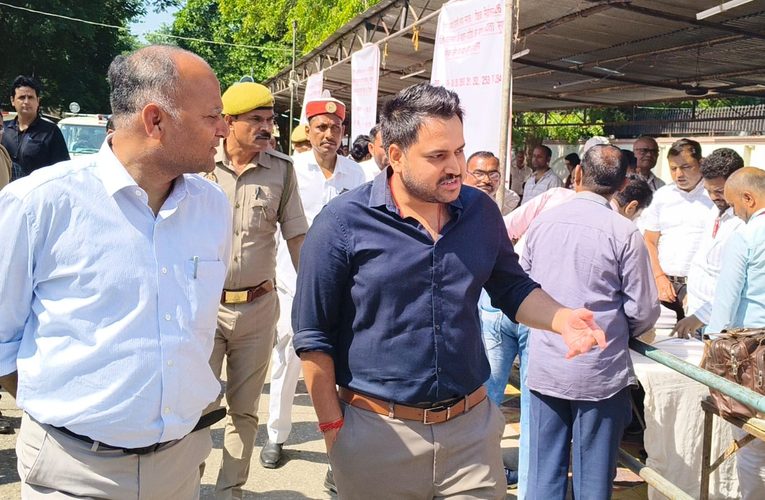 वाराणसी खंड स्नातक एवं शिक्षक निर्वाचन-2026 के लिए पोलिंग पार्टियां मतदेय स्थलों के लिए रवाना