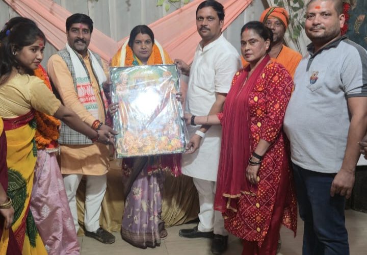 नवनियुक्त महिला मोर्चा जिलाध्यक्ष आशा विश्वकर्मा का चोपन में जोरदार स्वागत, कार्यकर्ताओं में दिखा उत्साह