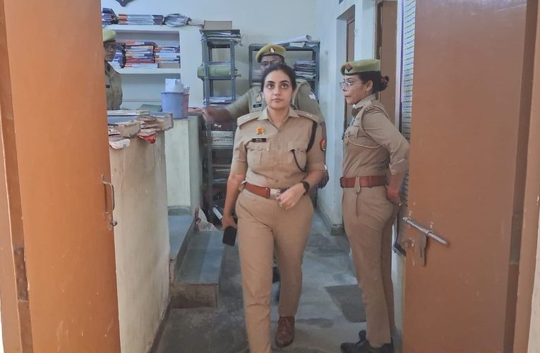 अपर पुलिस अधीक्षक मुख्यालय सुश्री मेविस टॉक द्वारा थाना ओबरा एवं थाना चोपन का औचक निरीक्षण, मिशन शक्ति केंद्र की व्यवस्थाओं का लिया जायजा एवं दिए आवश्यक दिशा-निर्देश
