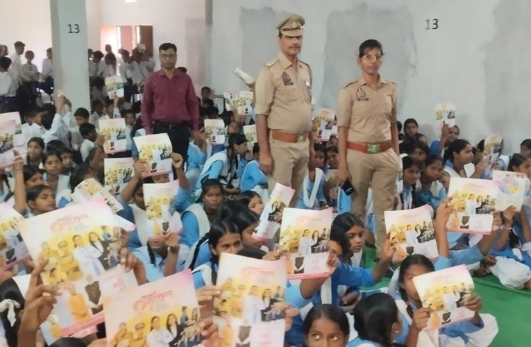 गुरुद्वारा इंटर कॉलेज में मिशन शक्ति अभियान, छात्राओं को महिला सुरक्षा और साइबर अपराध से बचाव की दी गई जानकारी.पूर्वा टाइम्स – ब्यूरोसोनभद्र -थाना चोपन पुलिस की ओर से गुरुद्वारा इंटर कॉलेज, चोपन में मिशन शक्ति अभियान के तहत जागरूकता कार्यक्रम आयोजित किया गया। इस दौरान उपनिरीक्षक अभय नाथ यादव, उपनिरीक्षक राम ज्ञान यादव और महिला आरक्षी शैलजा सिंह ने छात्राओं एवं उपस्थित लोगों को महिला सुरक्षा, साइबर अपराध से बचाव और व्यक्तिगत सुरक्षा के प्रति जागरूक किया। कार्यक्रम के दौरान पुलिस टीम ने लोगों से अपने मोबाइल फोन और कीमती सामान को सुरक्षित रखने तथा सार्वजनिक स्थानों पर सतर्क रहने की अपील की। पुलिसकर्मियों ने बताया कि अनजान व्यक्तियों के साथ अपनी निजी जानकारी साझा करने से साइबर अपराध का खतरा बढ़ सकता है। इसलिए मोबाइल फोन, ऑनलाइन खातों और व्यक्तिगत जानकारी की गोपनीयता बनाए रखना जरूरी है। पुलिस टीम ने साइबर अपराध के मामलों में जांच की प्रक्रिया के बारे में भी जानकारी दी। बताया गया कि कई मामलों में संदिग्धों की पहचान के लिए संबंधित डिजिटल डेटा और तकनीकी जानकारी की आवश्यकता होती है। ऐसे में लोगों को किसी भी अनजान व्यक्ति के झांसे में आने से बचना चाहिए और संदिग्ध गतिविधियों की सूचना पुलिस को देनी चाहिए। आगामी दीपावली पर्व के मद्देनजर पुलिस ने लोगों से विशेष सतर्कता बरतने की अपील की। साथ ही बिना मेहनत के पैसा कमाने के लालच में किसी भी गलत गतिविधि में शामिल नहीं होने की सलाह दी गई। पुलिस टीम ने बताया कि लोगों की सुरक्षा सुनिश्चित करने के लिए पुलिसकर्मी लगातार ड्यूटी करते हैं। मिशन शक्ति अभियान का उद्देश्य महिलाओं एवं बालिकाओं को उनके अधिकारों, सुरक्षा उपायों और उपलब्ध सहायता सेवाओं के प्रति जागरूक करना है। कार्यक्रम के माध्यम से पुलिस ने सुरक्षित समाज के निर्माण में आमजन की भागीदारी को महत्वपूर्ण बताया।