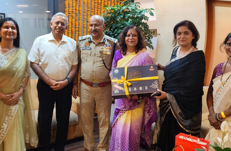 आईएएसओडब्ल्यूए के कार्यक्रम में छाए सोनभद्र के उत्पाद, वरिष्ठ अधिकारियों को भेंट किए गिफ्ट हैंपर