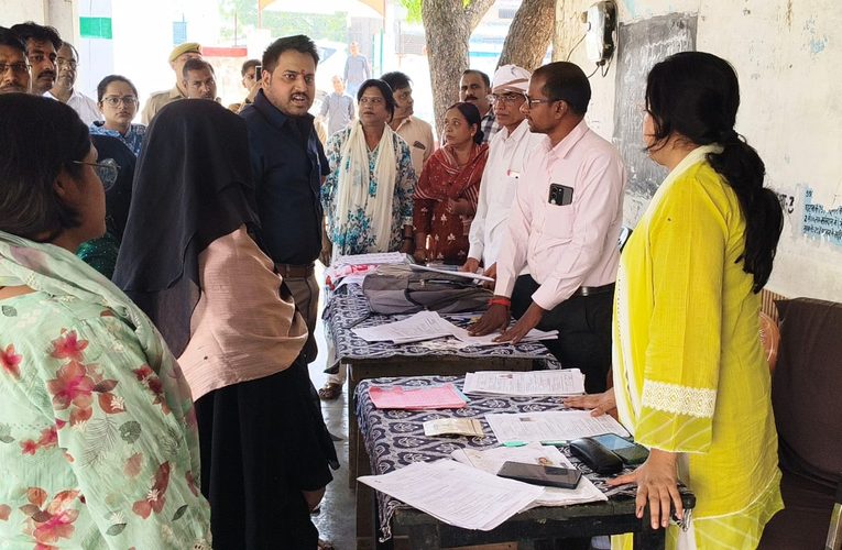 जिलाधिकारी ने विभिन्न मतदेय स्थलों पर आयोजित विशेष कैम्प का किया निरीक्षण।