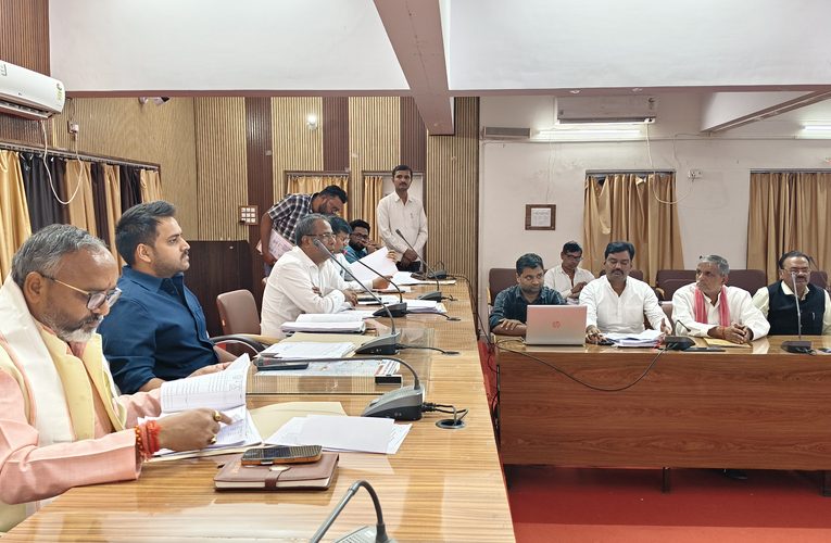 मतदेय स्थलों के संभाजन को लेकर जिला निर्वाचन अधिकारी ने राजनीतिक दलों के प्रतिनिधियों के साथ की बैठक