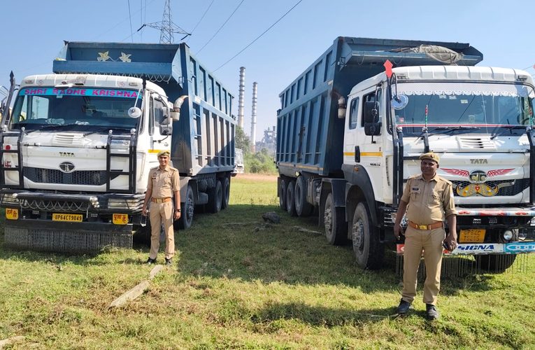 अवैध खनिज परिवहन से अर्जित 83 लाख की संपत्ति कुर्क, चोपन पुलिस अवैध करोबार पर प्रहार.पूर्वा टाइम्स – ब्यूरोसोनभद्र -जनपद में अपराध एवं अपराधियों के खिलाफ चलाए जा रहे अभियान के तहत चोपन पुलिस ने गैंगस्टर एक्ट के अंतर्गत बड़ी कार्रवाई की है। पुलिस ने अवैध तरीके से खनिज संपदा के परिवहन से अर्जित संपत्ति से जुड़े दो ट्रकों को कुर्क किया है। पुलिस प्रेस नोट के अनुसार, दोनों ट्रकों की कुल कीमत 83 लाख रुपये आंकी गई है। यह कार्रवाई जिलाधिकारी सोनभद्र के आदेश पर 25 अक्टूबर 2026 को की गई। पुलिस के मुताबिक, पुलिस अधीक्षक सोनभद्र अभिषेक वर्मा के निर्देशन तथा अपर पुलिस अधीक्षक मुख्यालय और क्षेत्राधिकारी नगर के पर्यवेक्षण में अपराध एवं अपराधियों पर प्रभावी अंकुश लगाने के लिए अभियान चलाया जा रहा है। इसी क्रम में थाना चोपन पुलिस ने मु0अ0सं0 551/2026 से संबंधित मामले में कार्रवाई की। मिले प्रेस नोट के अनुसार, आरोपी आरिफ खान पुत्र निजामुद्दीन, निवासी ग्राम परही, थाना रॉबर्ट्सगंज, जनपद सोनभद्र पर बिना परमिट मिट्टी और बालू जैसे खनिज पदार्थों का अवैध परिवहन करने का आरोप है। पुलिस का कहना है कि आरोपी अवैध खनिज परिवहन से जुड़े कारोबार के जरिए संपत्ति अर्जित कर रहा था। इसी मामले में गैंगस्टर एक्ट के तहत संपत्ति कुर्क करने की कार्रवाई की गई।