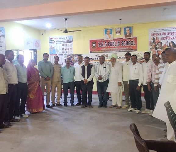 चोपन में निजी विद्यालयों के प्रबंधकों की बैठक, शोषण और उत्पीड़न के खिलाफ एकजुटता पर जोरपूर्वा टाइम्स – ब्यूरोसोनभद्र – चोपन गौरव नगर स्थित श्रद्धा नन्द गोस्वामी पब्लिक स्कूल (S.N.G.) के प्रांगण में मान्यता प्राप्त निजी विद्यालयों के प्रबंधकों की एक आवश्यक बैठक राजेश गोस्वामी की अध्यक्षता में आयोजित की गई। बैठक में चोपन, ओबरा, दुद्धी, शक्तिनगर सहित विभिन्न क्षेत्रों के विद्यालय प्रबंधकों ने भाग लिया। बैठक में विद्यालय संचालकों की समस्याओं, अधिकारियों की कथित मनमानी, तथाकथित पत्रकारों और आरटीआई कार्यकर्ताओं द्वारा किए जा रहे कथित उत्पीड़न तथा विद्यालयों के संचालन में आ रही कठिनाइयों पर चर्चा की गई।