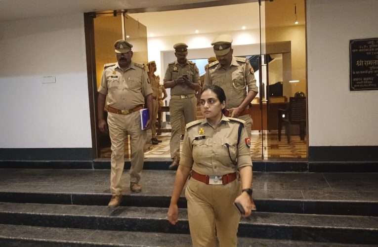 अपर पुलिस अधीक्षक मुख्यालय द्वारा थाना रॉबर्ट्सगंज का निरीक्षण कर संबंधित अधिकारियों को दिए गए आवश्यक दिशा-निर्देश।