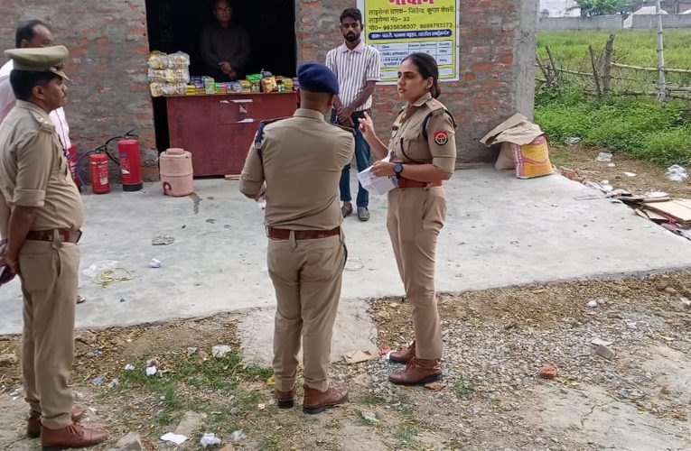 राबर्ट्सगंज में पटाखा भंडारण स्थलों का संयुक्त निरीक्षण, सुरक्षा मानकों के पालन के निर्देश; अवैध निर्माण, भंडारण एवं बिक्री करने वालों पर होगी कड़ी कार्रवाईपूर्वा टाइम्स – ब्यूरोसोनभद्र -पुलिस अधीक्षक सोनभद्र अभिषेक वर्मा के निर्देशन में अपर पुलिस अधीक्षक मुख्यालय सुश्री मेविस टॉक एवं मुख्य अग्निशमन अधिकारी श्रीराम साहनी द्वारा राबर्ट्सगंज में संचालित पटाखा भंडारण स्थलों का संयुक्त निरीक्षण किया गया। निरीक्षण के दौरान सुरक्षा व्यवस्था का जायजा लेते हुए संबंधित लोगों को आवश्यक दिशा-निर्देश दिए गए तथा निर्धारित नियमों एवं सुरक्षा मानकों का कड़ाई से पालन सुनिश्चित करने को कहा गया।निरीक्षण के दौरान स्पष्ट किया गया कि बिना वैध अनुमति पटाखों का निर्माण, भंडारण एवं बिक्री करना कानूनन दंडनीय है। विस्फोटक अधिनियम, 1884 एवं संबंधित नियमों के प्रावधानों का उल्लंघन करने वालों के विरुद्ध नियमानुसार कड़ी वैधानिक कार्रवाई की जाएगी।अवैध रूप से पटाखों का निर्माण एवं भंडारण जनसुरक्षा के लिए गंभीर खतरा उत्पन्न कर सकता है तथा आगजनी एवं विस्फोट जैसी दुर्घटनाओं की आशंका बनी रहती है। ऐसी घटनाओं की रोकथाम एवं आमजन की सुरक्षा सुनिश्चित करने के लिए पुलिस एवं अग्निशमन विभाग द्वारा सतर्क निगरानी रखी जा रही है।सोनभद्र पुलिस की आमजन से अपील है कि पटाखों का क्रय-विक्रय एवं भंडारण निर्धारित नियमों के अनुसार ही करें तथा किसी भी संदिग्ध गतिविधि की सूचना तत्काल पुलिस या संबंधित प्रशासन को दें। जनसुरक्षा के साथ किसी भी प्रकार का समझौता नहीं किया जाएगा।